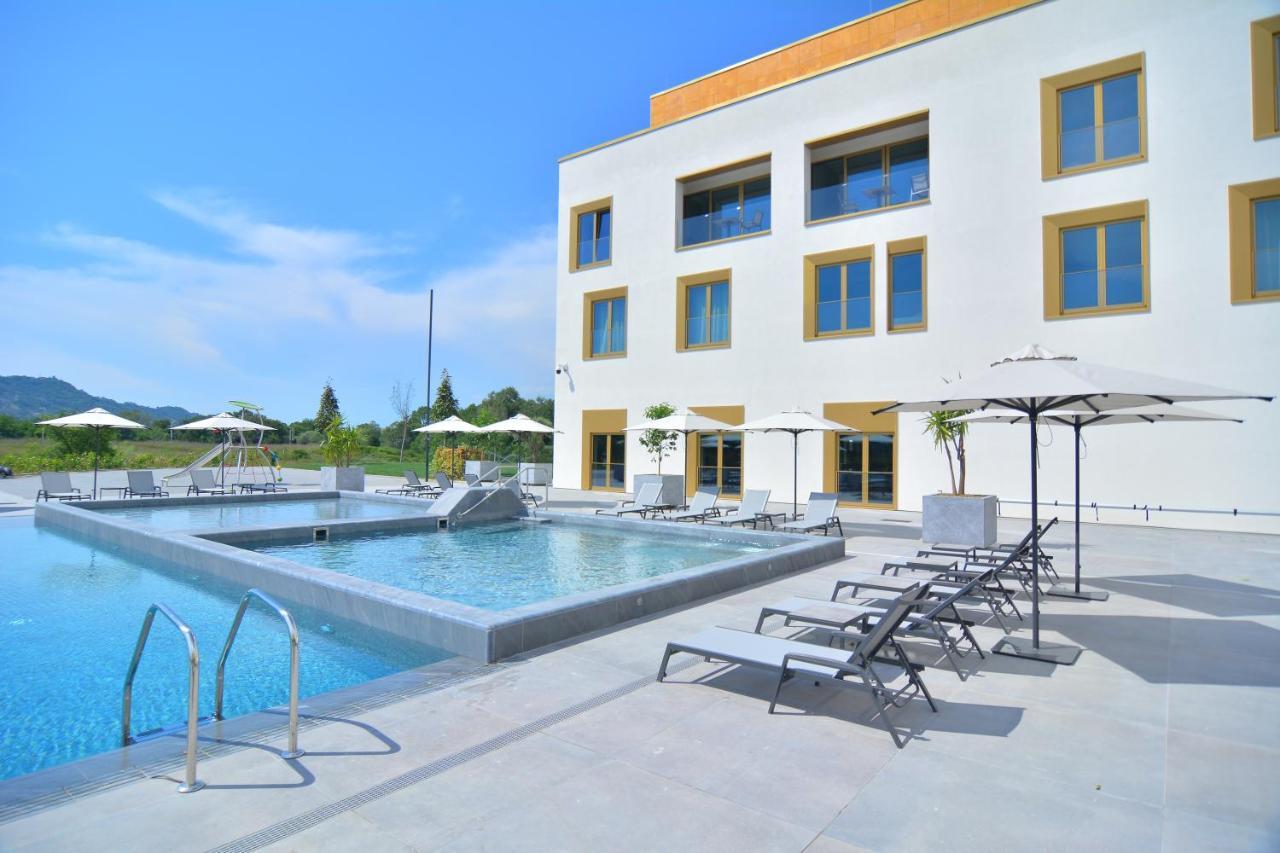 mk hotel tirana Rinas Buitenkant foto The outdoor pool