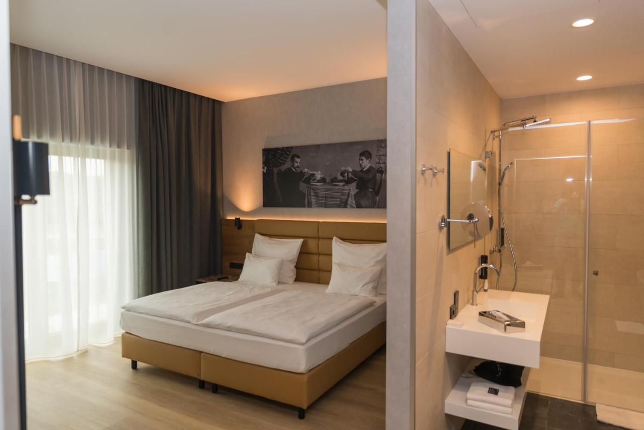 mk hotel tirana Rinas Buitenkant foto A room at the hotel