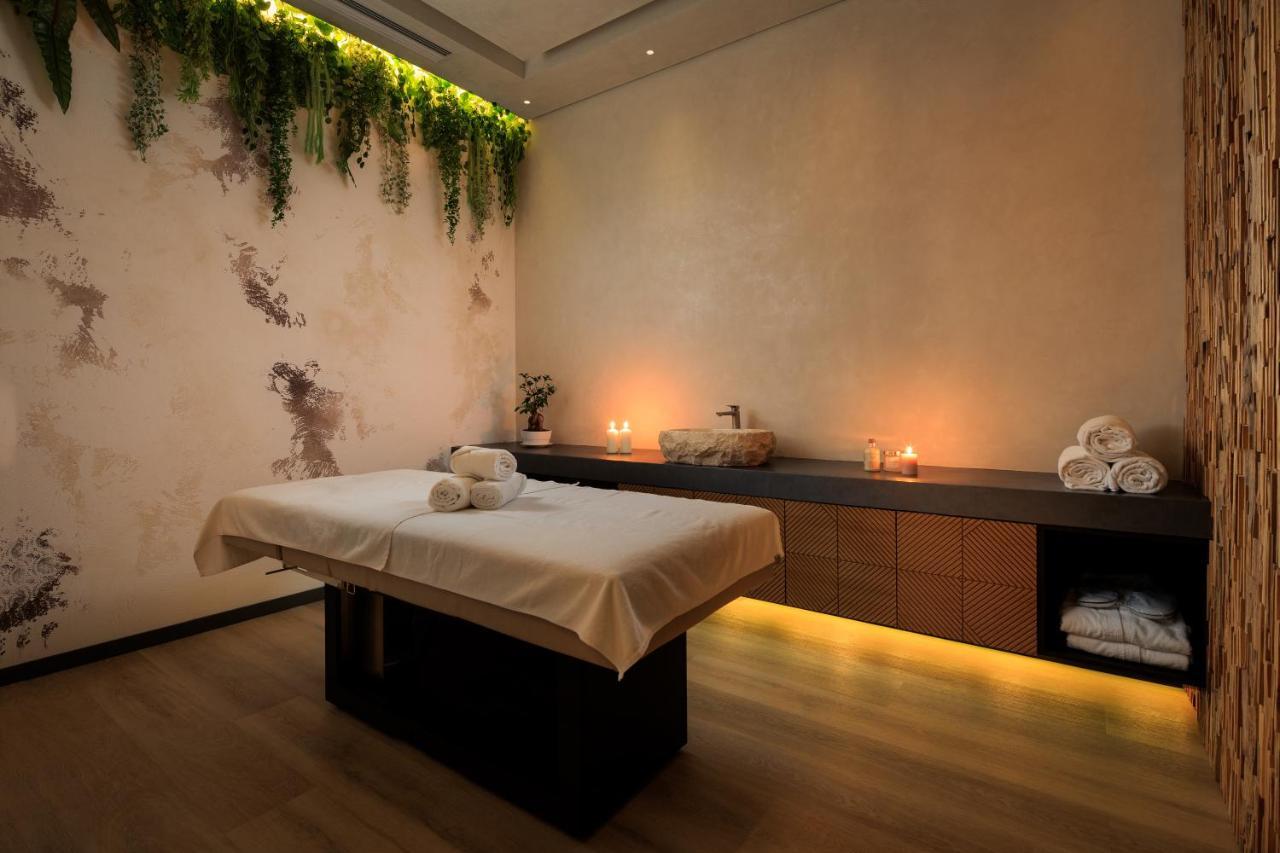 mk hotel tirana Rinas Buitenkant foto A massage table