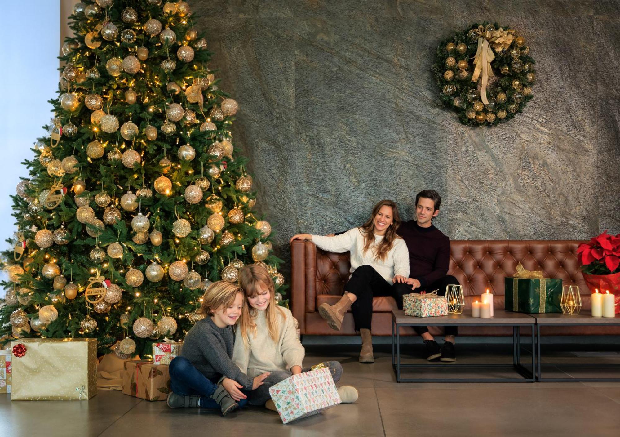 mk hotel tirana Rinas Buitenkant foto The 2019 Christmas tree at the Four Seasons Hotel